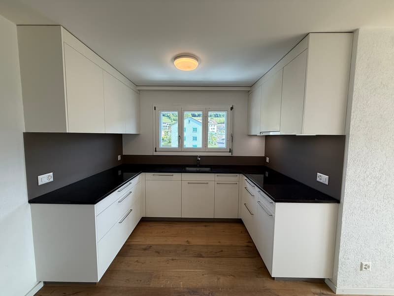 Urbanes Wohnen auf zwei Etagen: Stilvolle 4.5-Zimmer-Maisonette mit Terrasse & Balkon (2)