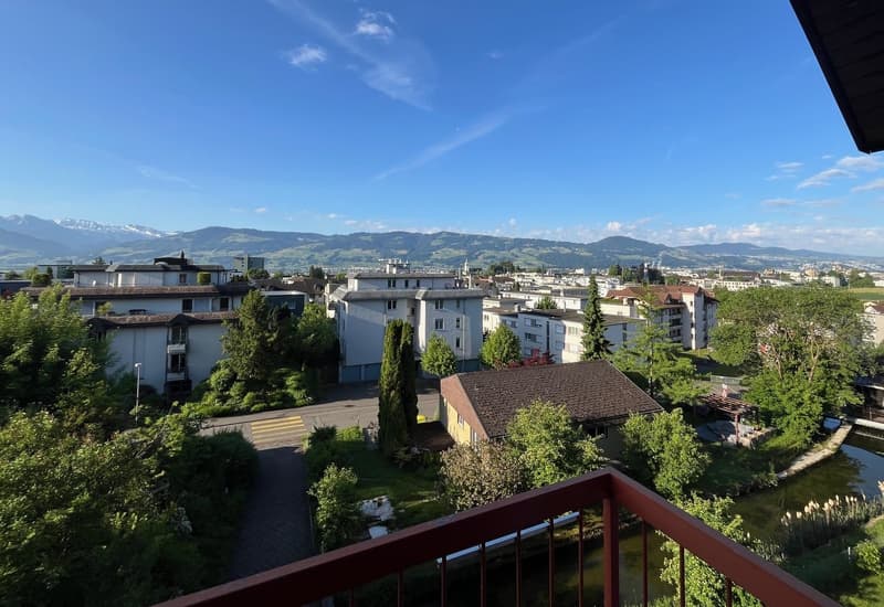 4½-Zimmerwohnung im 3. OG mit unverbaubarer Weitsicht auf See und Berge (1)
