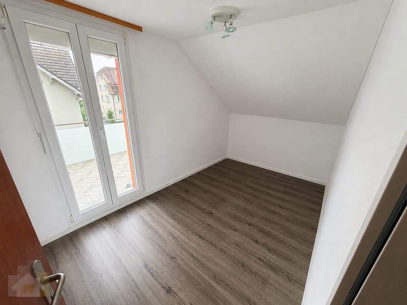 Kleines Schlafzimmer mit Balkonzugang
