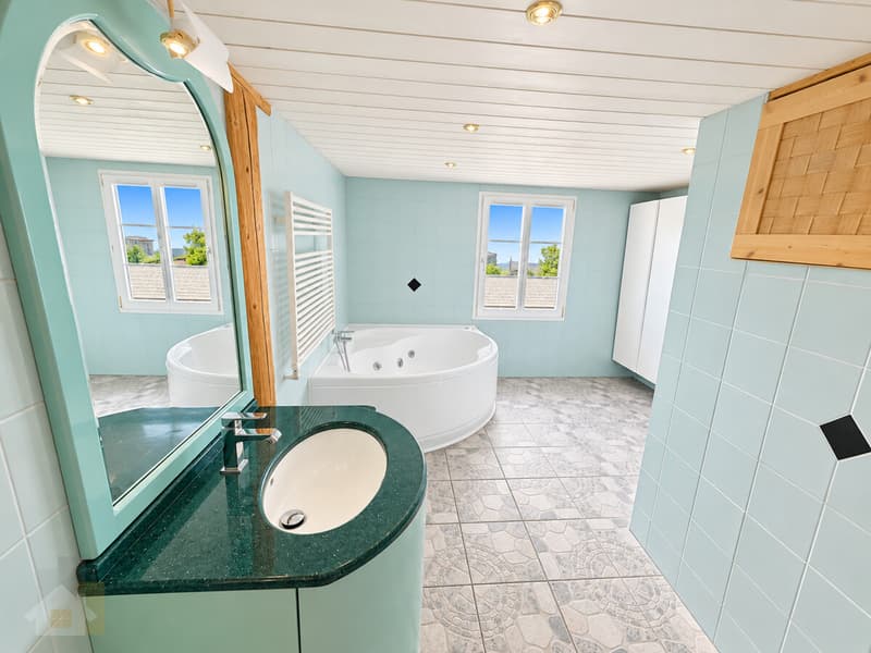 Badzimmer mit Whirlpoolwanne