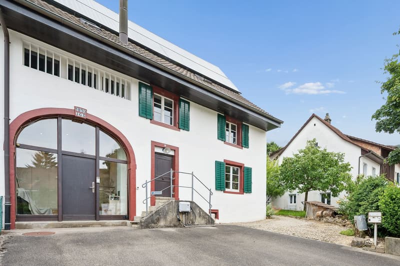 Stilvoll renoviertes Baselbieter Bauernhaus mit grossem Garten, Pool und Nachbargrundstück (2)