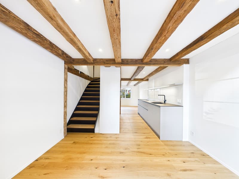 Charme und Moderne - Totalsaniertes Flarzhaus mit lauschigem Sitzplatz im Herzen von Dürnten (2)