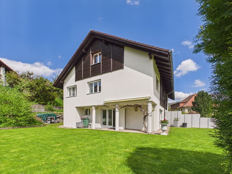 Charmantes 5.5-Zimmer-Doppeleinfamilienhaus mit Weitsicht & Gartenparadies am Ende einer Sackgasse (2)