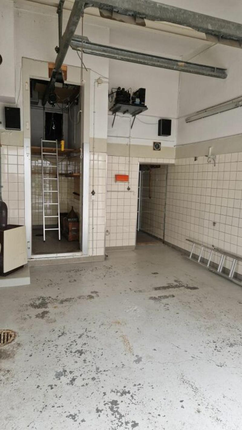 Spazio commerciale e di stoccaggio attraente nel centro del villaggio (2)