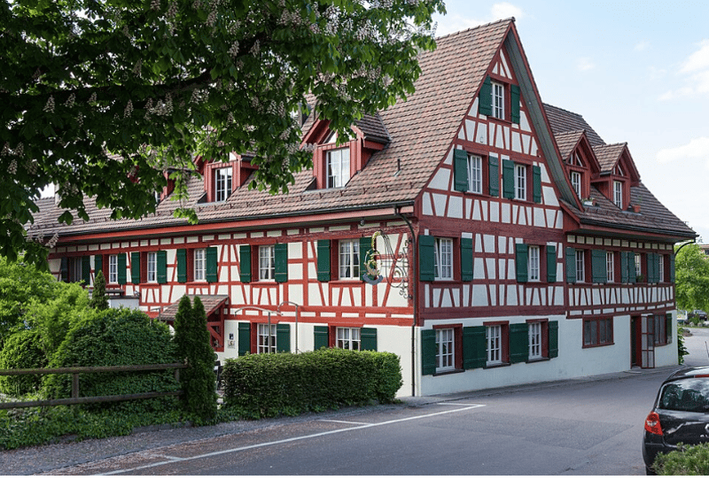 Newly renovated, stylish maisonette apartment in the village center of Tägerwilen (9)