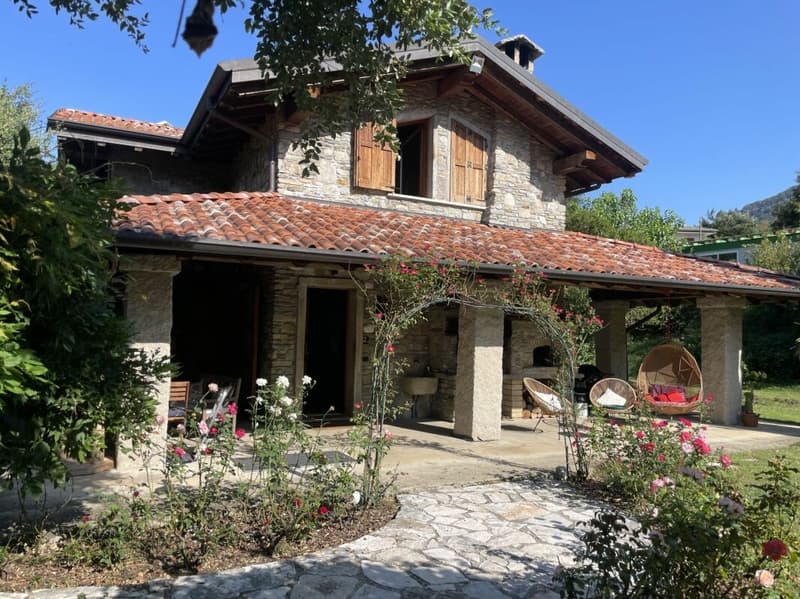 Charmante Villa mit grossem Garten (1)
