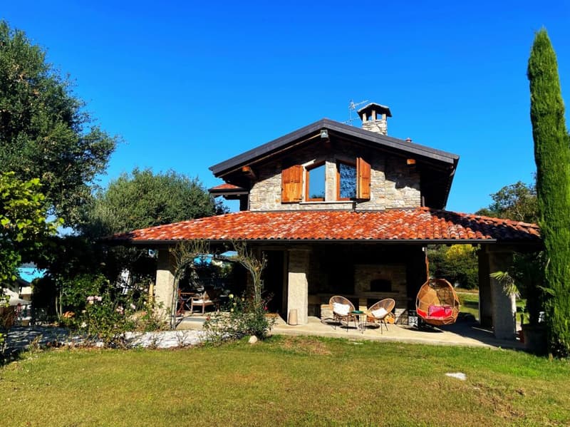 Charmante Villa mit grossem Garten (2)