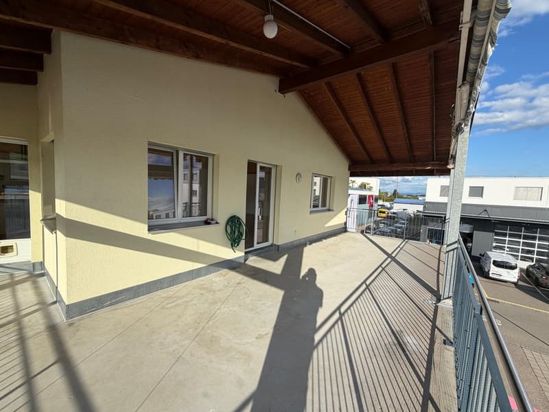 Grosszügige 5.5 Zimmer Dachwohnung mit Panoramablick und separatem Büro (2)