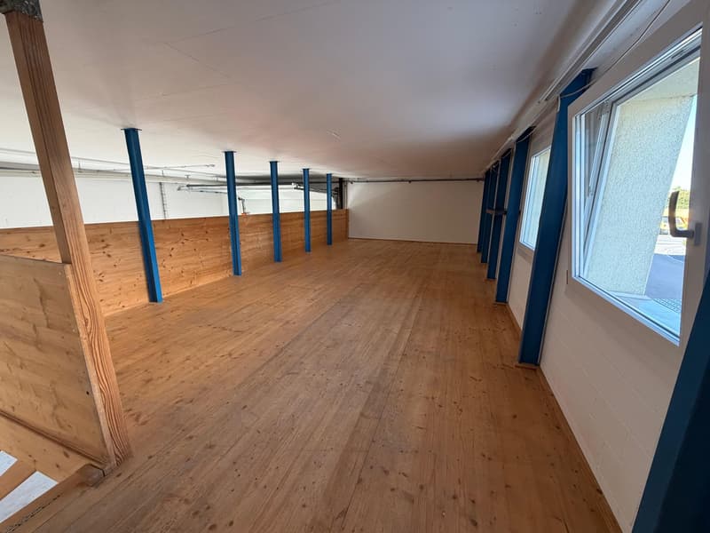 Gewerbehalle mit 90 m² + 40 m² Zwischenpodest, Büro und Parkplätzen (2)