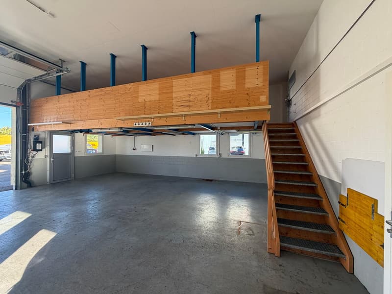 Gewerbehalle mit 90 m² + 40 m² Zwischenpodest, Büro und Parkplätzen (3)