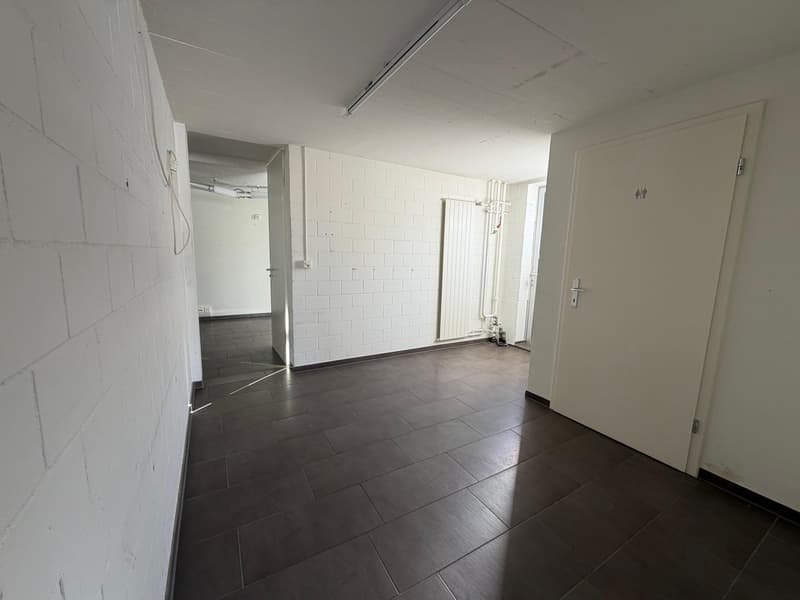 Gewerbehalle mit 90 m² + 40 m² Zwischenpodest, Büro und Parkplätzen (4)