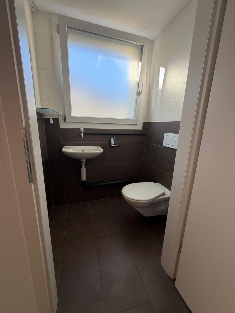 Gewerbehalle mit 90 m² + 40 m² Zwischenpodest, Büro und Parkplätzen (6)