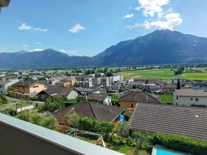 GORDOLA - Vendiamo grande appartamento con piscina in zona tranquilla (1)