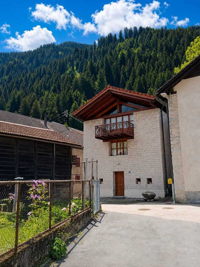 AMBRI - Vendiamo casa unifamiliare contemporanea nel nucleo storico (3)