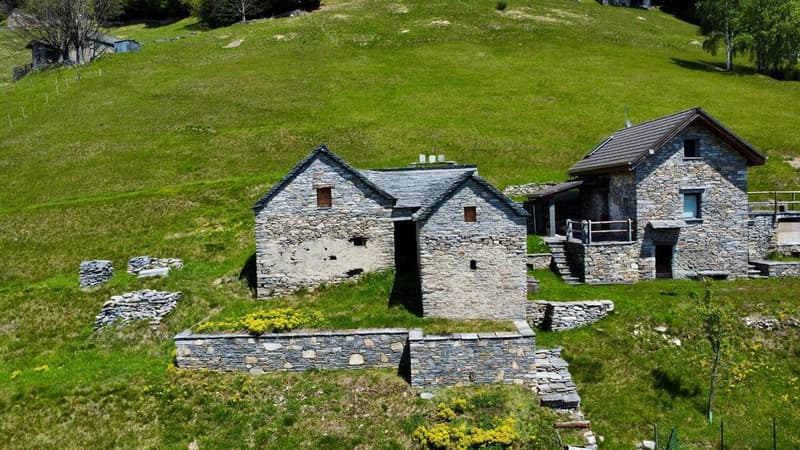MONTI DI COMINO - Rustico da riattare con licenza edilizia approvata (9)