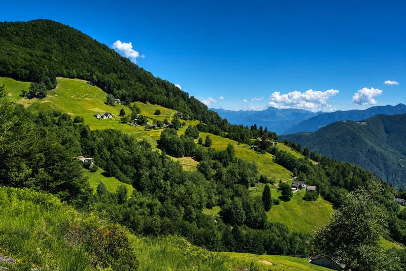 MONTI DI COMINO - Rustico da riattare con licenza edilizia approvata (1)