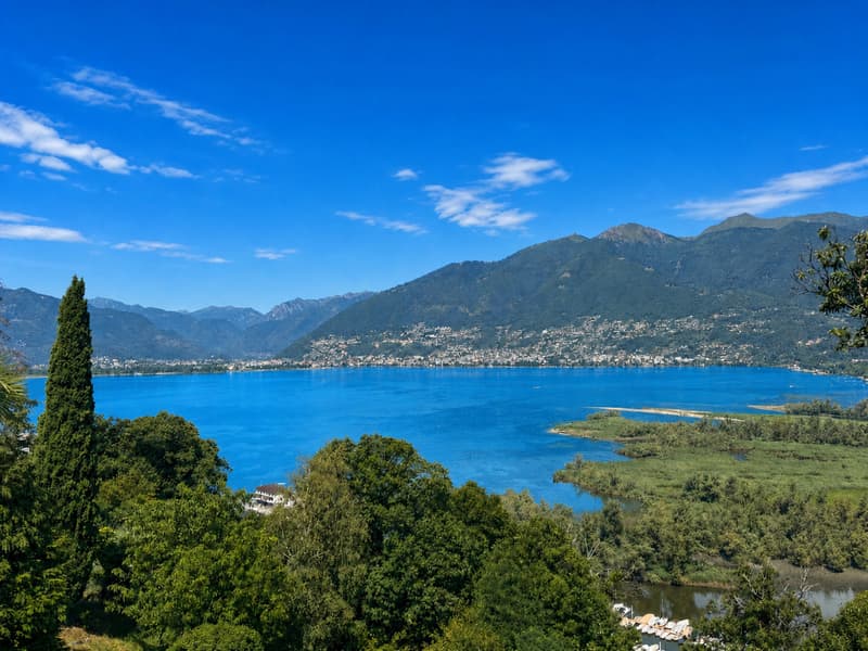 Terreno edificabile in posizione privilegiata con vista lago (1)