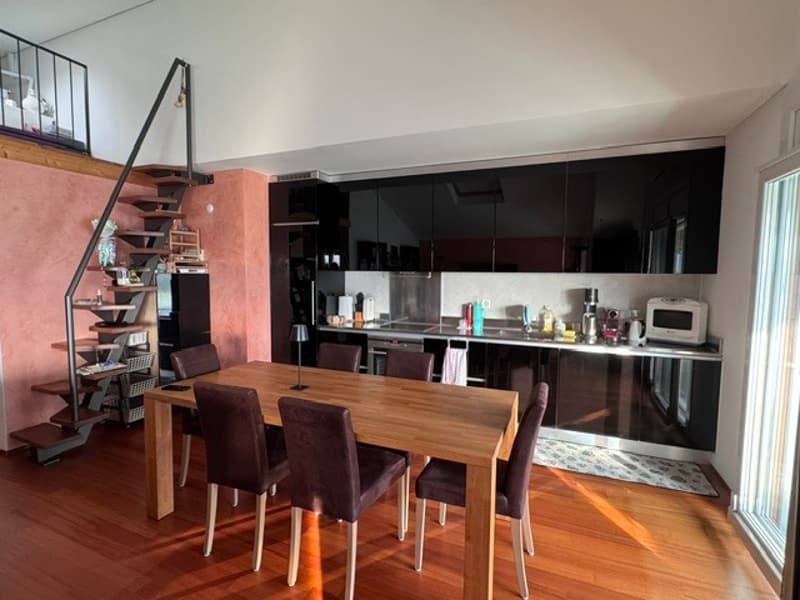Affittasi ampio 4.5 locali, terrazzo panoramico, soppalco e 2 posteggi (1)