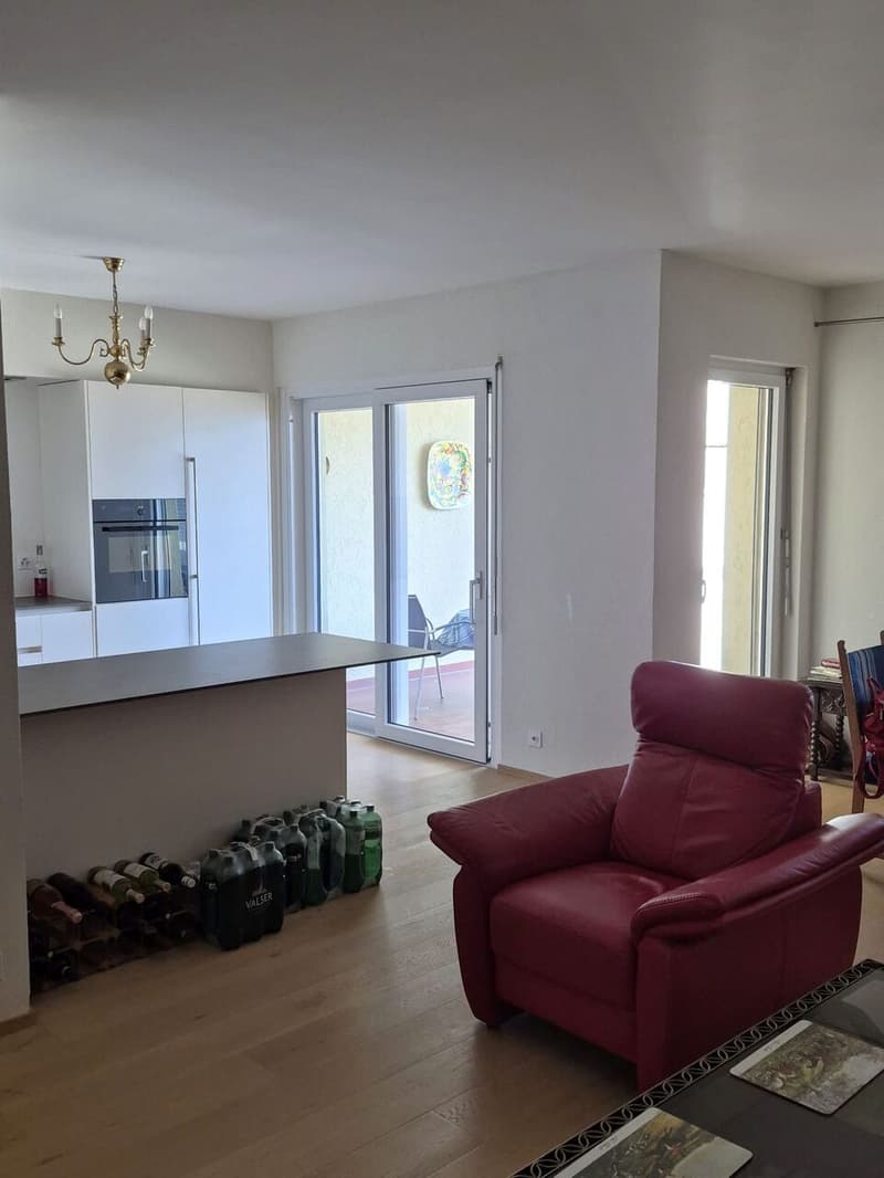 MURALTO - Appartamento con vista lago, piscina e residenza secondaria (9)