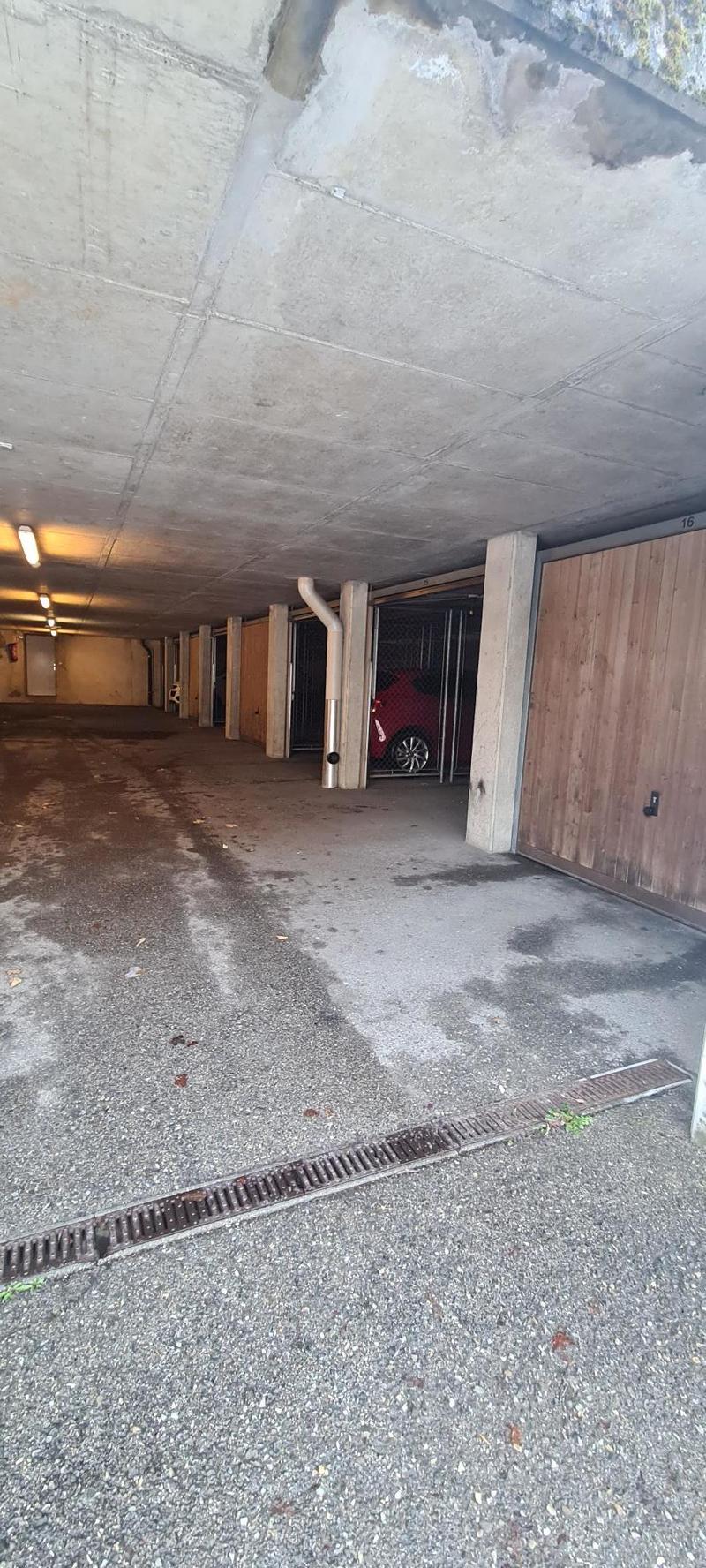 Garage fermé dans un garage collectif intérieur (4)