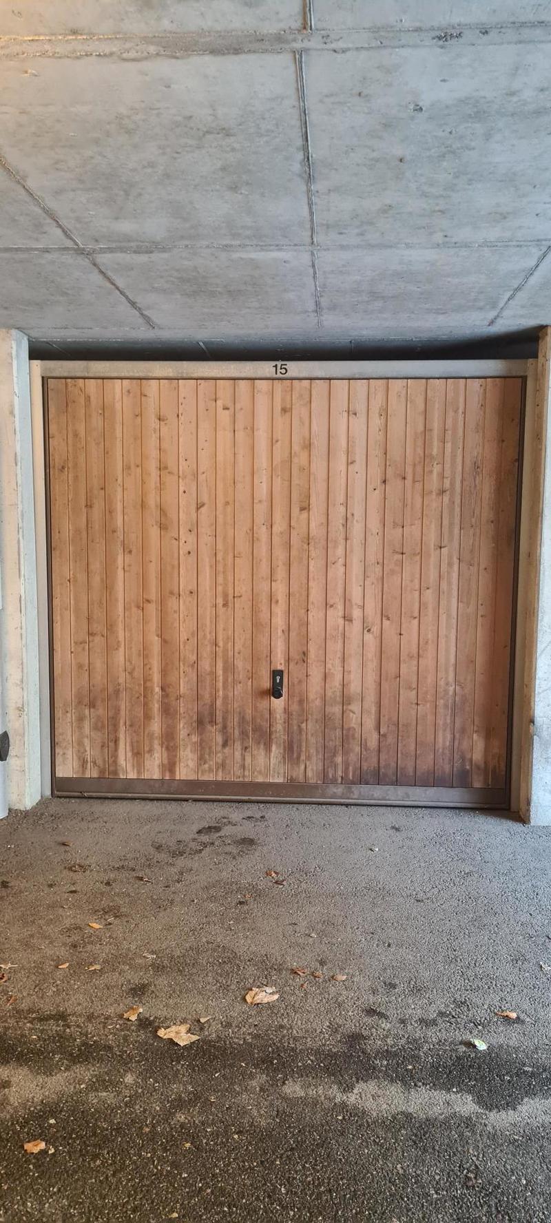 Garage fermé dans un garage collectif intérieur (2)