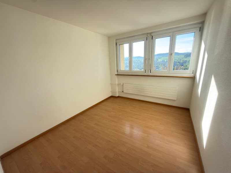 Wohnung mit 4.5 Zimmern und Balkon (4)