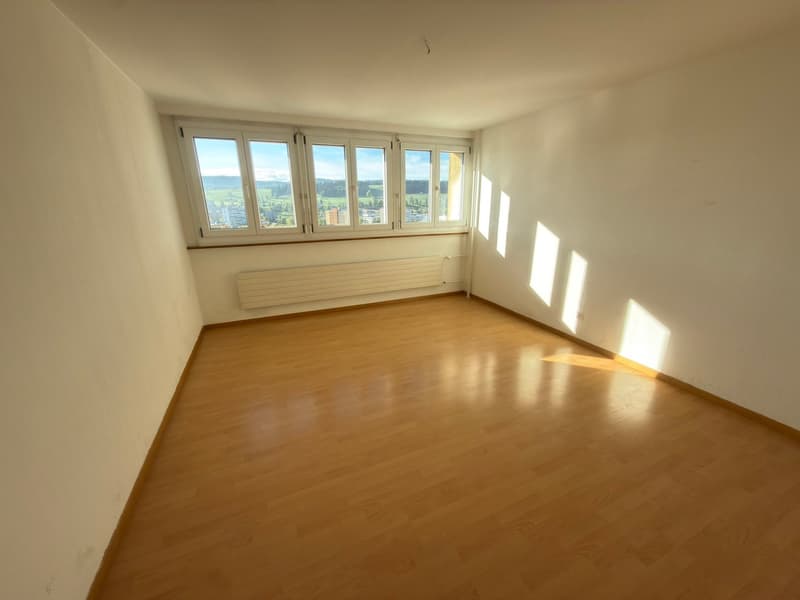 Wohnung mit 4.5 Zimmern und Balkon (1)