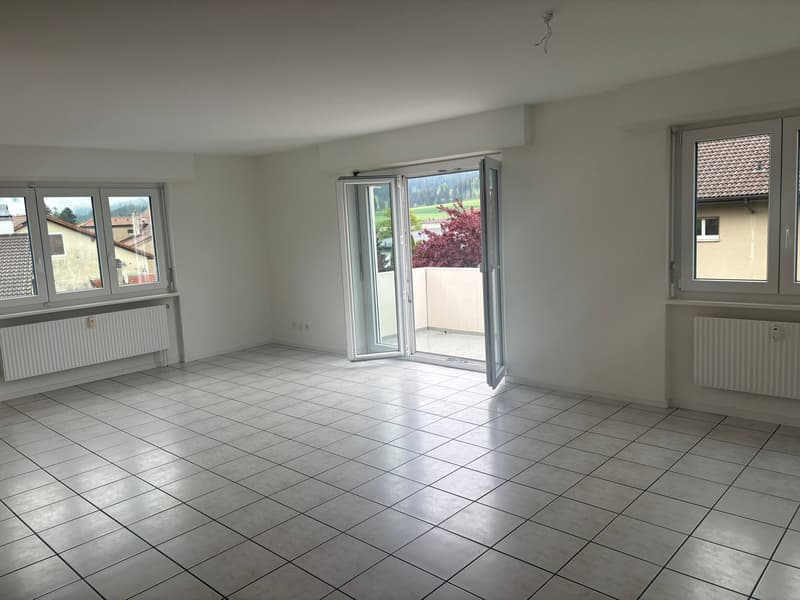 Vollständig renoviertes und sonniges 4,5-Zimmer-Apartment mit Balkon (2)