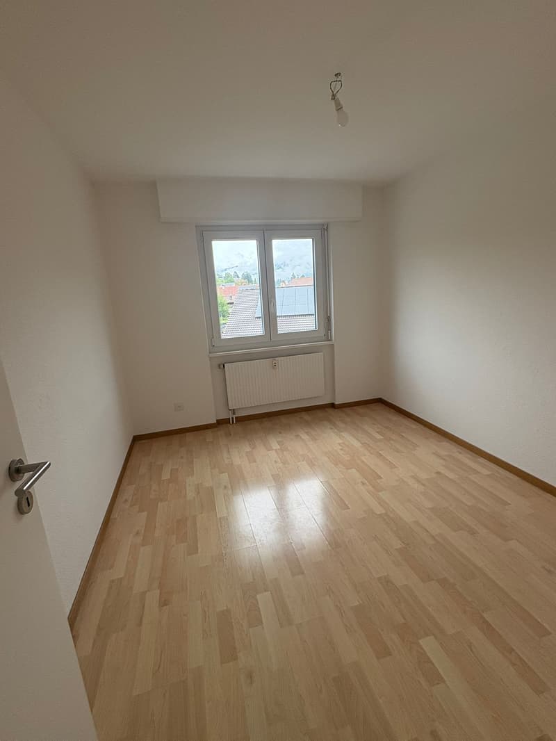 Vollständig renoviertes und sonniges 4,5-Zimmer-Apartment mit Balkon (9)