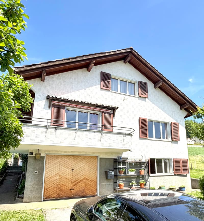 Casa unifamiliare su tre livelli con balcone, giardino, posto auto (1)