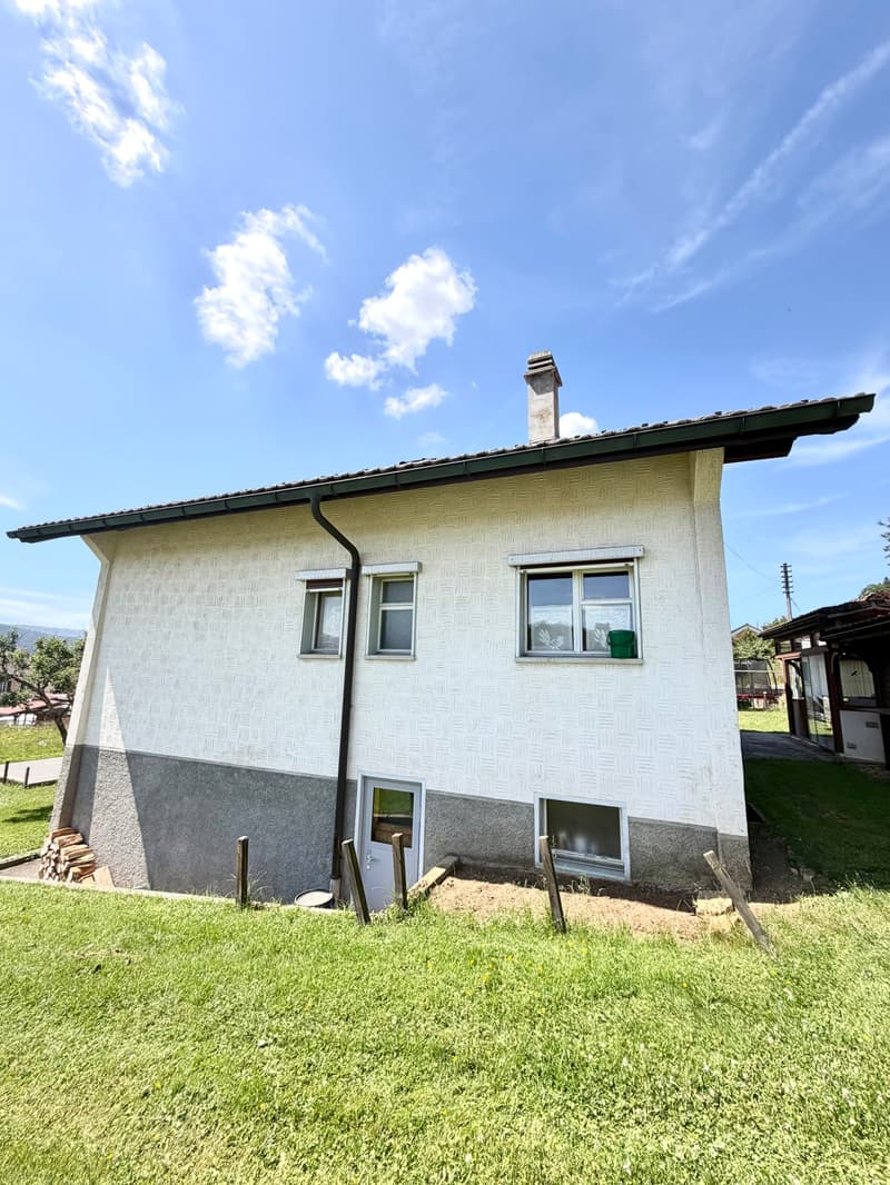 Casa unifamiliare su tre livelli con balcone, giardino, posto auto (4)