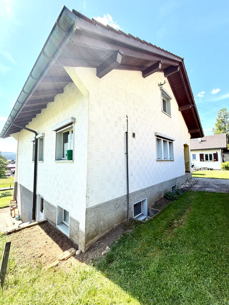 Casa unifamiliare su tre livelli con balcone, giardino, posto auto (3)