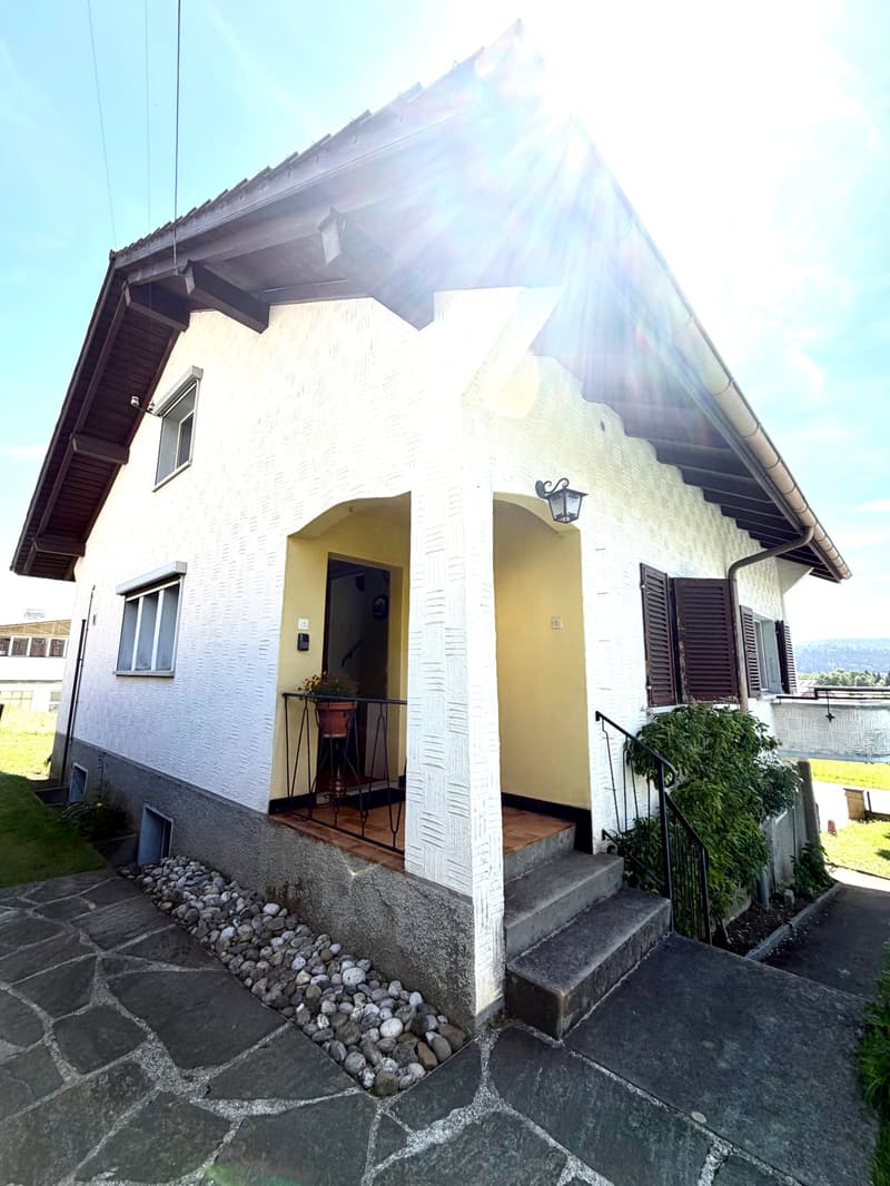 Casa unifamiliare su tre livelli con balcone, giardino, posto auto (7)