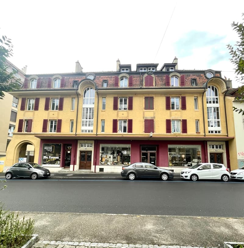 Une place de parc extérieure couverte (1)