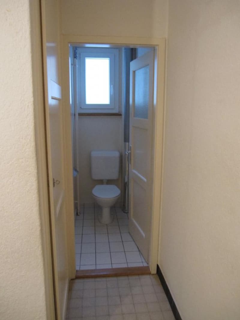 Charmant appartement de 3 pièces au rez-de-chaussée avec parquet d'... (6)