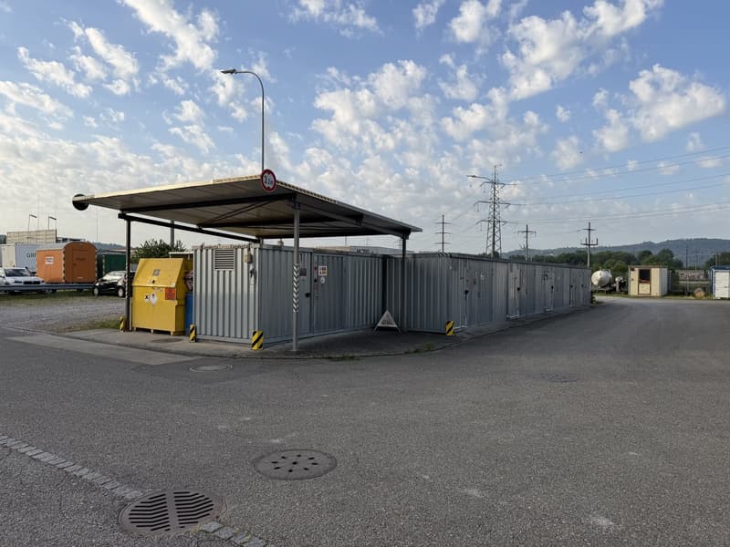 Office spaces with 250m², warehouse halls with 215m² plus outdoor areas and parking spaces (8)