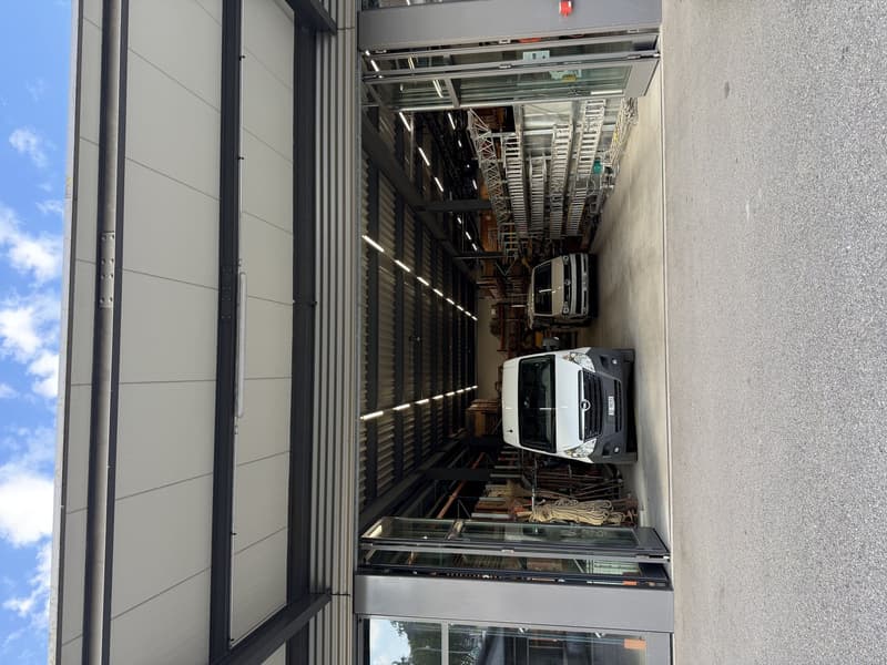 Office spaces with 250m², warehouse halls with 215m² plus outdoor areas and parking spaces (6)