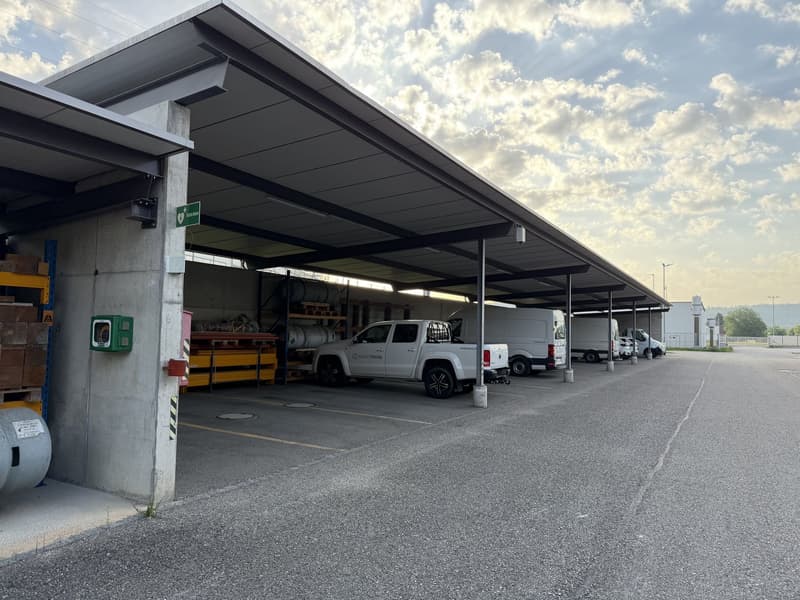Office spaces with 250m², warehouse halls with 215m² plus outdoor areas and parking spaces (7)