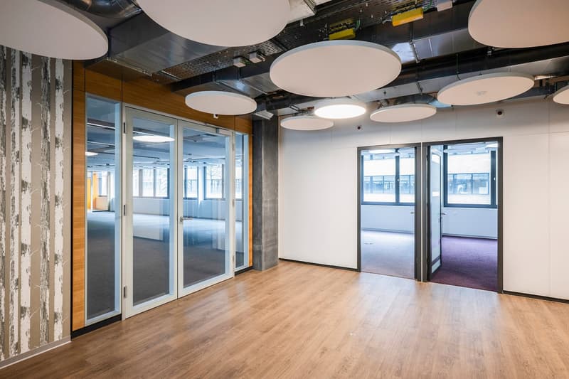 Spazi aziendali moderni con numerosi parcheggi - Power Tower Baden (8)