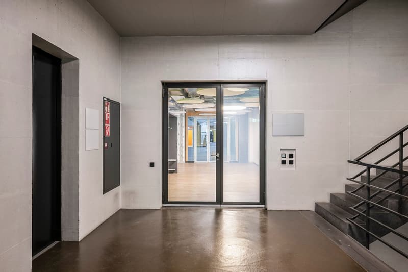 Modern office space with numerous parking spaces - Power Tower Baden (3)
