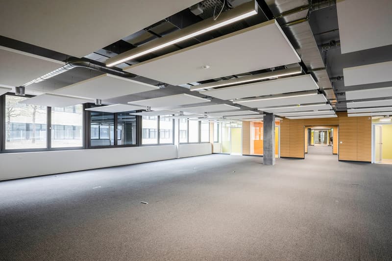 Modern office space with numerous parking spaces - Power Tower Baden (16)