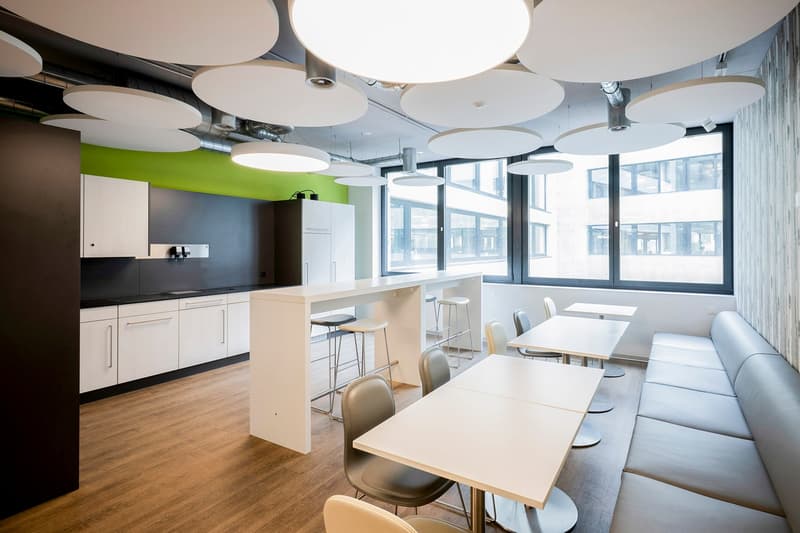 Modern office space with numerous parking spaces - Power Tower Baden (7)