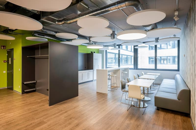Modern office space with numerous parking spaces - Power Tower Baden (5)