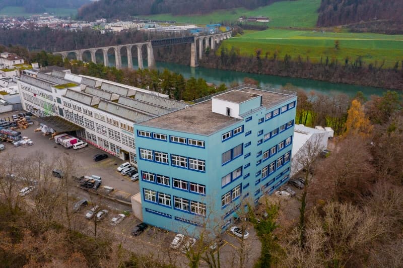 Areal mit Eisenbahnbrücke