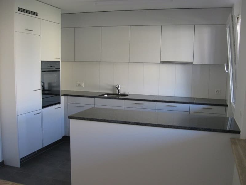 Balcone con sole della sera, cucina moderna aperta sul soggiorno (4)