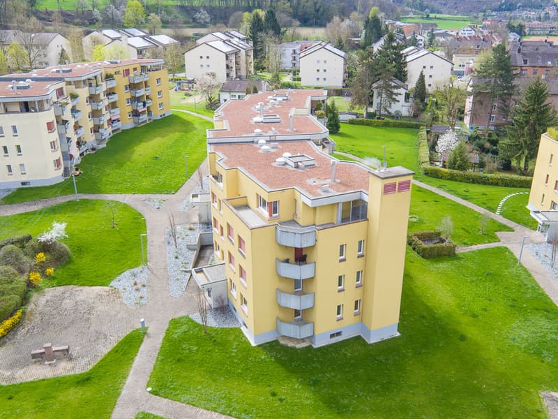 Balkon mit Abendsonne, moderne Küche offen zu Wohnzimmer (1)