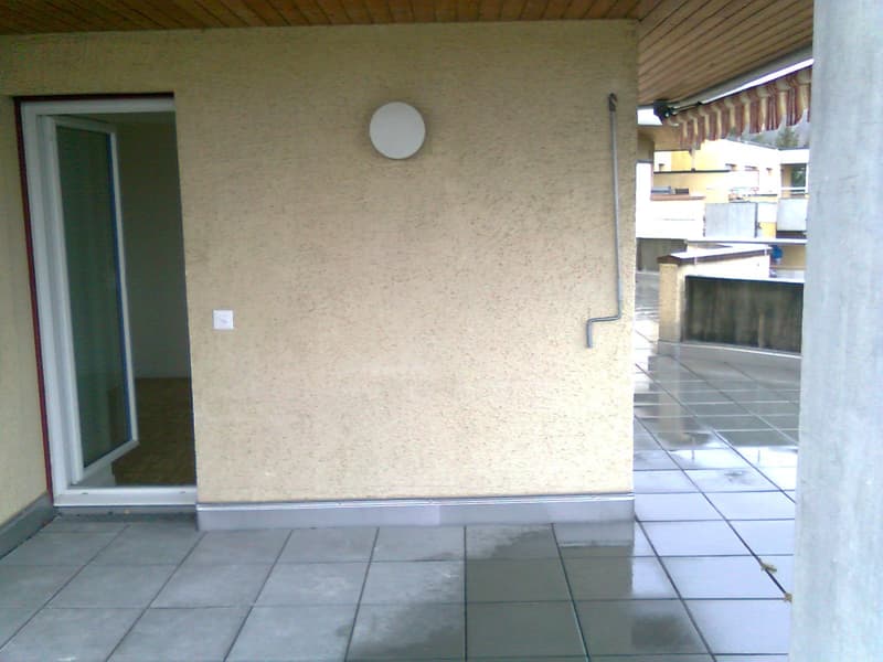 Grosse Terrasse, moderne Küche offen zu Wohnzimmer (6)