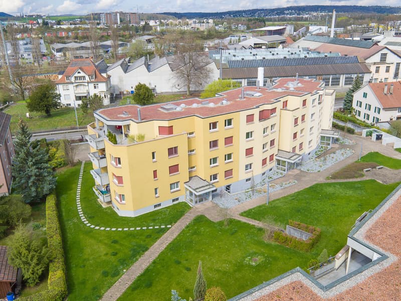 Grosse Terrasse, moderne Küche offen zu Wohnzimmer (1)