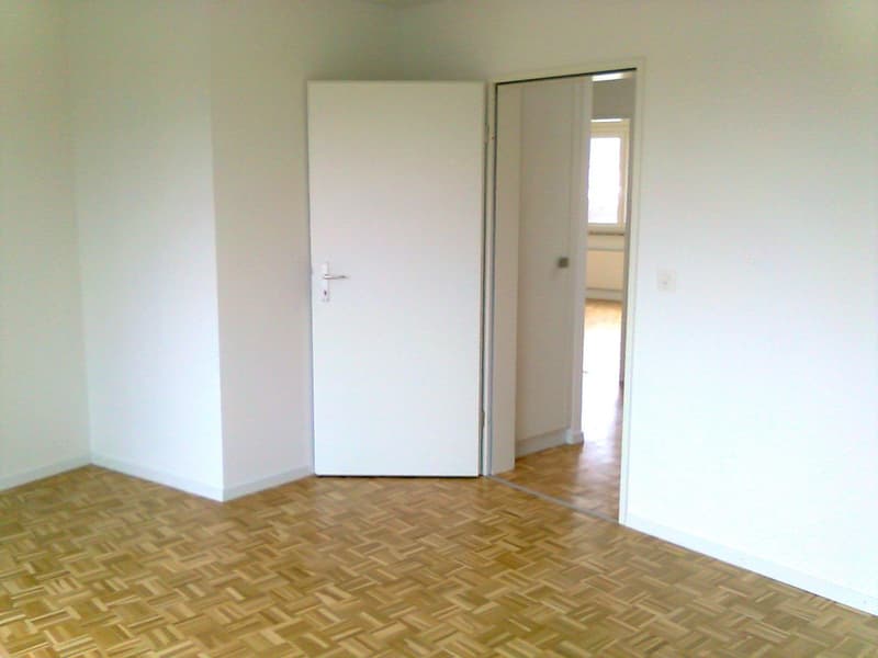 Grosse Terrasse, moderne Küche offen zu Wohnzimmer (3)