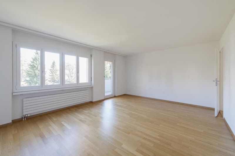 Wohnzimmer mit Balkon